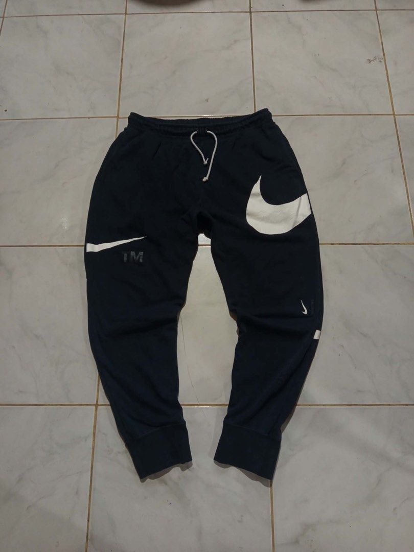 Nike big swoosh jogger (Category: Joggers) located in Tacloban City. Submitted by thrift.o.thrift (Listing ID 1469938165, Image 2). Description: 2XL Size 40 max width 39 length.