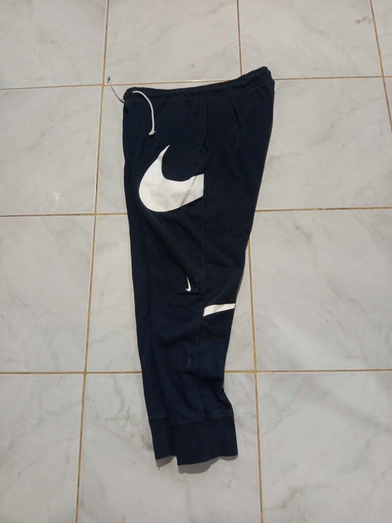 Nike big swoosh jogger (Category: Joggers) located in Tacloban City. Submitted by thrift.o.thrift (Listing ID 1469938165, Image 1). Description: 2XL Size 40 max width 39 length.