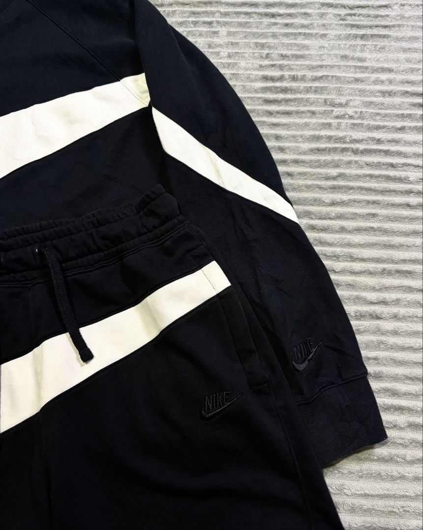 Nike Big swoosh over all (Category: Coats, Jackets and Outerwear) located in Kawit. Submitted by samfuentebella09 (Listing ID 1469862989, Image 2). Description: N1KE BIG SWOOSH OVER ALL ✅ ▪️Size LARGE on tag(both)✅ ▪️Width”23 x 27”Length✅ ▪️WAIST”32-34 x 19”Length✅ ▪️Excellent Condition 9/10✅ ▪️Color Rate 10/10✅ ▪️Good As New✅ Add sf💸 Pm🔑.