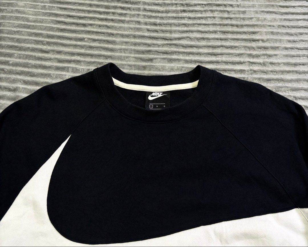 Nike Big swoosh over all (Category: Coats, Jackets and Outerwear) located in Kawit. Submitted by samfuentebella09 (Listing ID 1469862989, Image 3). Description: N1KE BIG SWOOSH OVER ALL ✅ ▪️Size LARGE on tag(both)✅ ▪️Width”23 x 27”Length✅ ▪️WAIST”32-34 x 19”Length✅ ▪️Excellent Condition 9/10✅ ▪️Color Rate 10/10✅ ▪️Good As New✅ Add sf💸 Pm🔑.