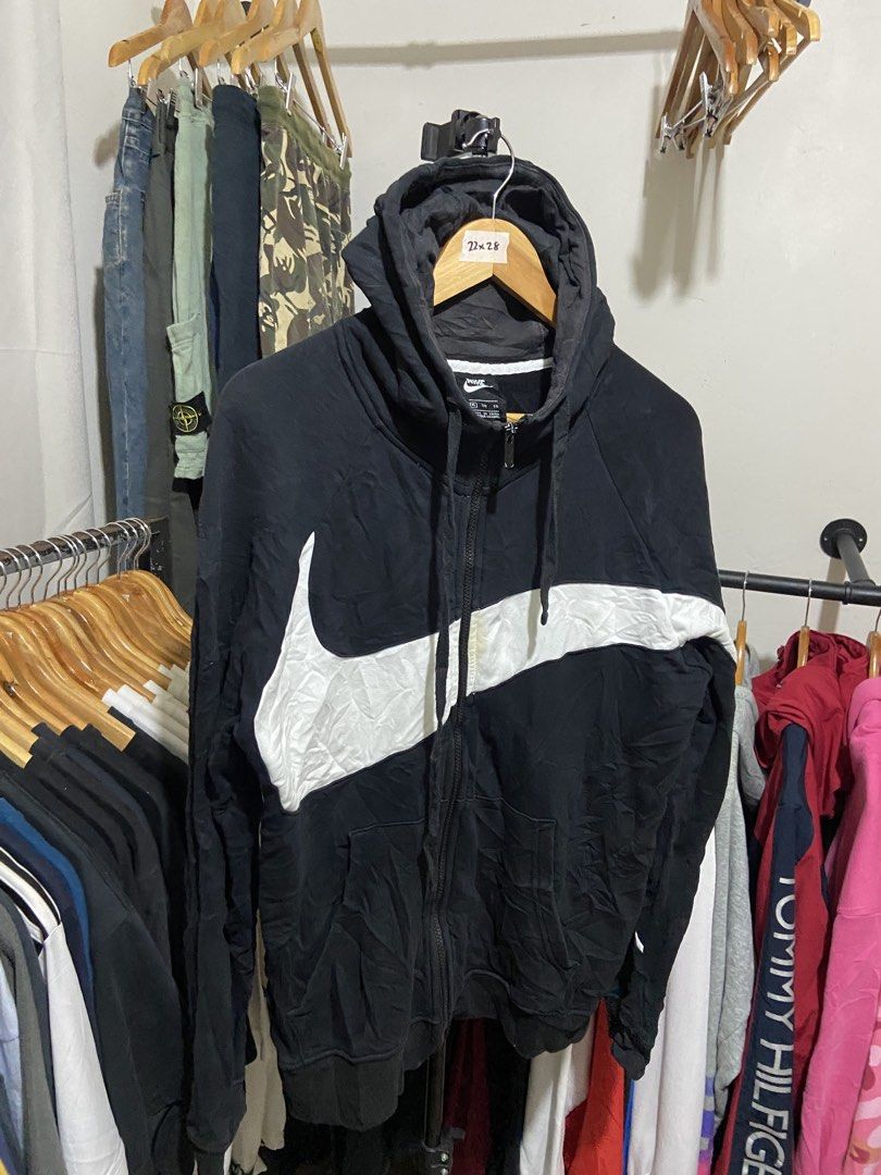 Nike bigswoosh (Category: Hoodies) located in Cavite. Submitted by jayson_04 (Listing ID 1469873656, Image 2). Description: color rate: 9.5 condition: 9.3 issue: yellow stain ( see pic) minor lng nmn dimes: 22x28.