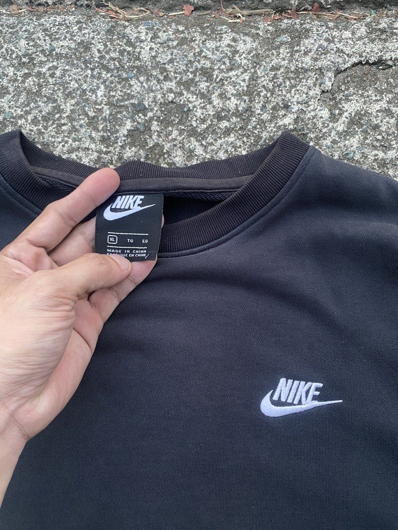 Nike Black Embroidered Logo Sweatshirt (Category: Coats, Jackets and Outerwear) located in Cavite. Submitted by johnrey0315 (Listing ID 1469937890, Image 3). Description: 24 x 27 LARGE - Semi XL NEED WASH ONLY CR - 9 / 10 .