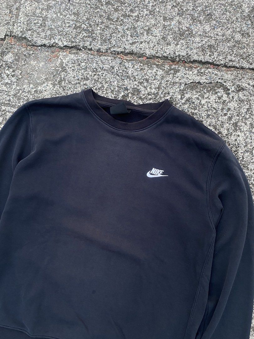 Nike Black Embroidered Logo Sweatshirt (Category: Coats, Jackets and Outerwear) located in Cavite. Submitted by johnrey0315 (Listing ID 1469937890, Image 2). Description: 24 x 27 LARGE - Semi XL NEED WASH ONLY CR - 9 / 10 .