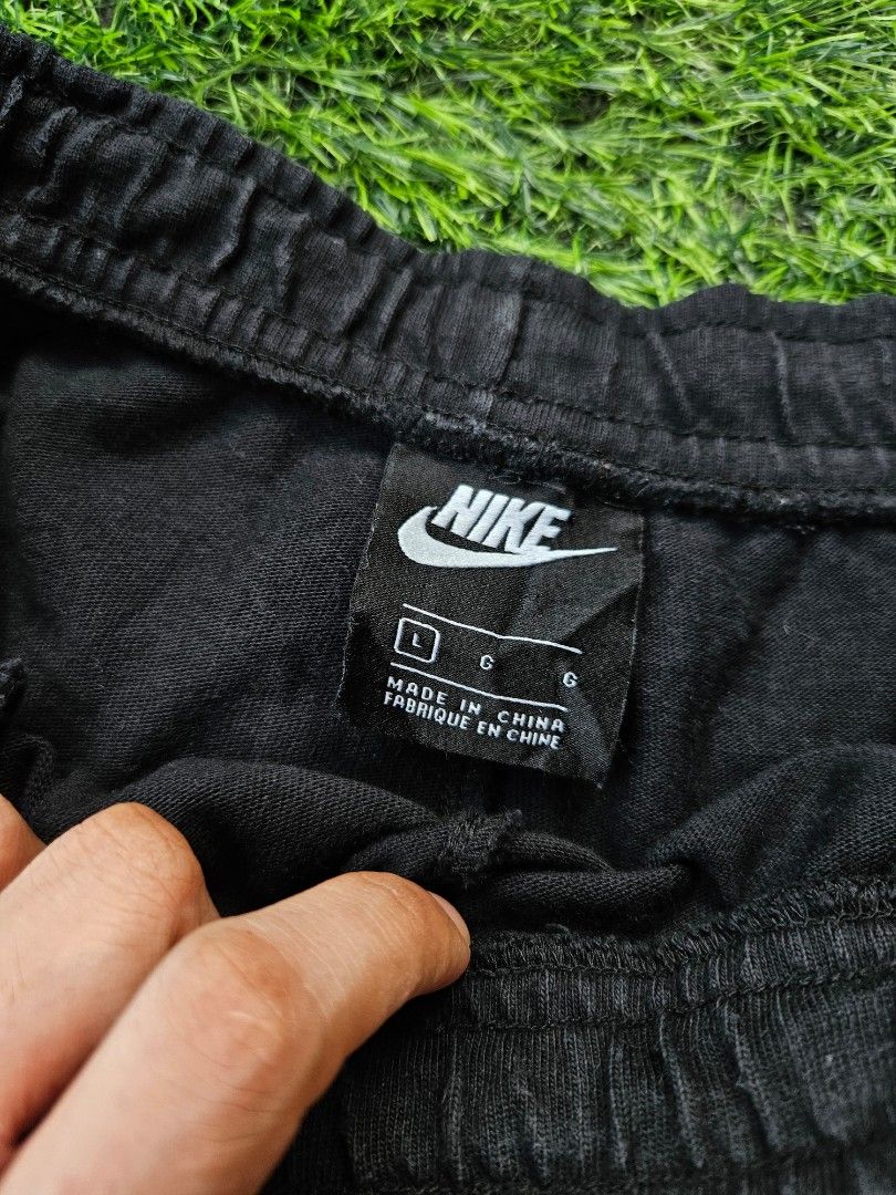 Nike Black Fleece Shorts (Category: Shorts) located in Las Pinas. Submitted by rcp123 (Listing ID 1469792162, Image 3). Description: Unisex 28 - 30 waistline Embroid logo length 14 legopen 11 above the knee .