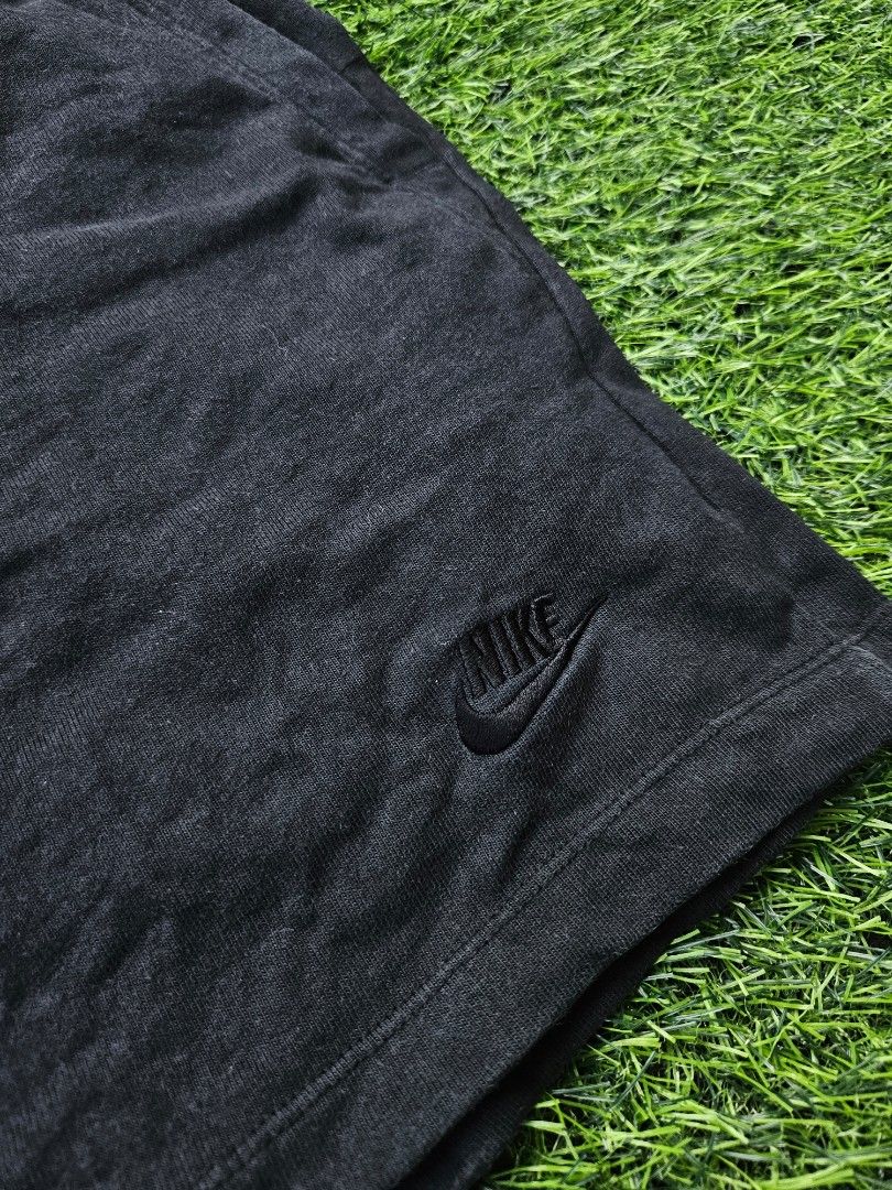 Nike Black Fleece Shorts (Category: Shorts) located in Las Pinas. Submitted by rcp123 (Listing ID 1469792162, Image 2). Description: Unisex 28 - 30 waistline Embroid logo length 14 legopen 11 above the knee .