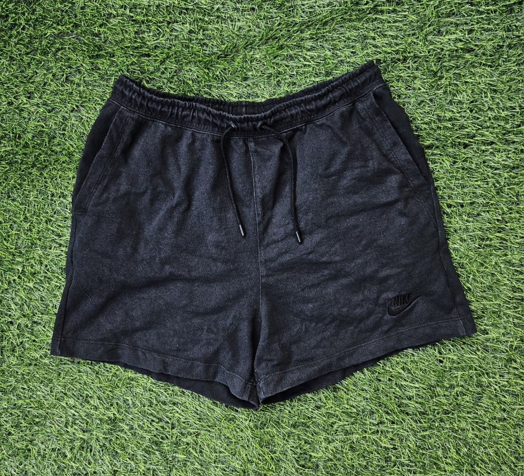 Nike Black Fleece Shorts (Category: Shorts) located in Las Pinas. Submitted by rcp123 (Listing ID 1469792162, Image 1). Description: Unisex 28 - 30 waistline Embroid logo length 14 legopen 11 above the knee .