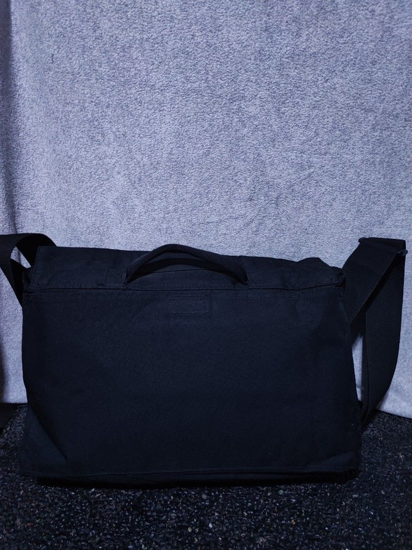 Nike Black Messenger Bag Crossbody (Category: Sling Bags) located in Baguio. Submitted by ozara.06 (Listing ID 1469828121, Image 3). Description: Nike messenger bag Kasya long file case In very good condition 600.