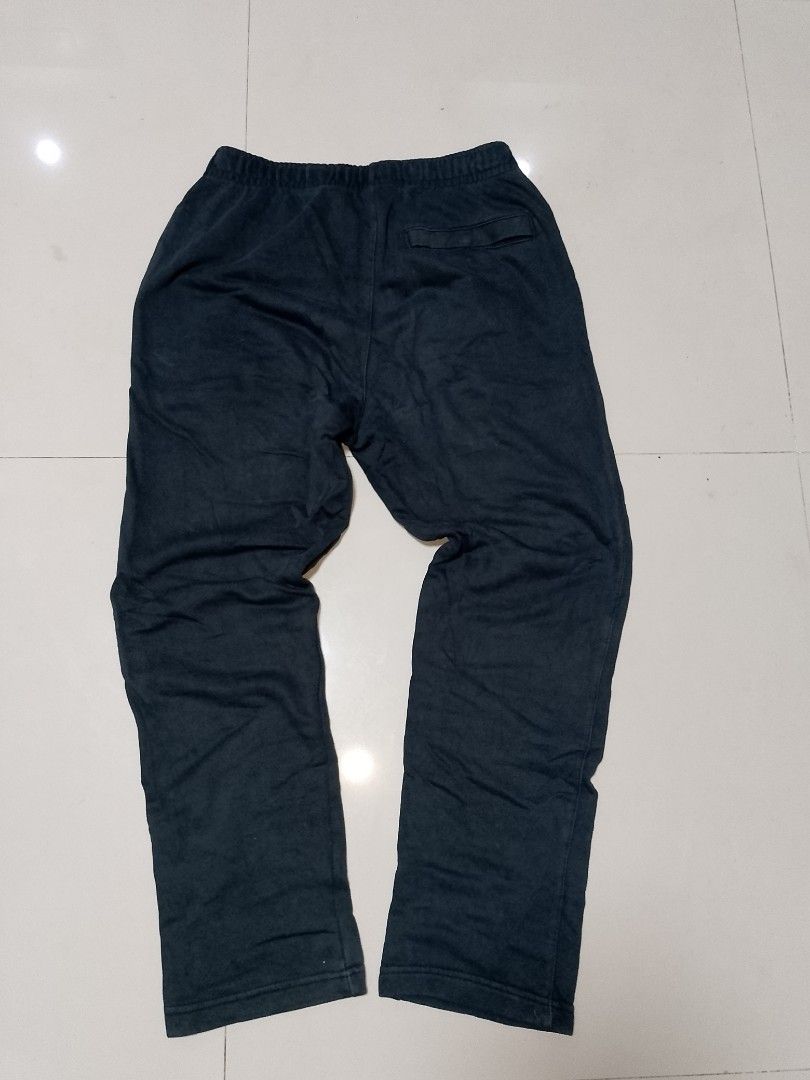Nike Black Sweatpants Size M (Category: Joggers) located in Manila. Submitted by mjthrifted_second (Listing ID 1469831278, Image 2). Description: Code 6 - Brand: Nike - Color: Black - Size: Medium (Style: BV2714-010) - Details: Embroidered Nike logo near the pocket, convenient back pocket on the right - Fit: Comfortable elastic waistband - Condition: Great everyday lounge wear or gym pants - Origin: Made in China.