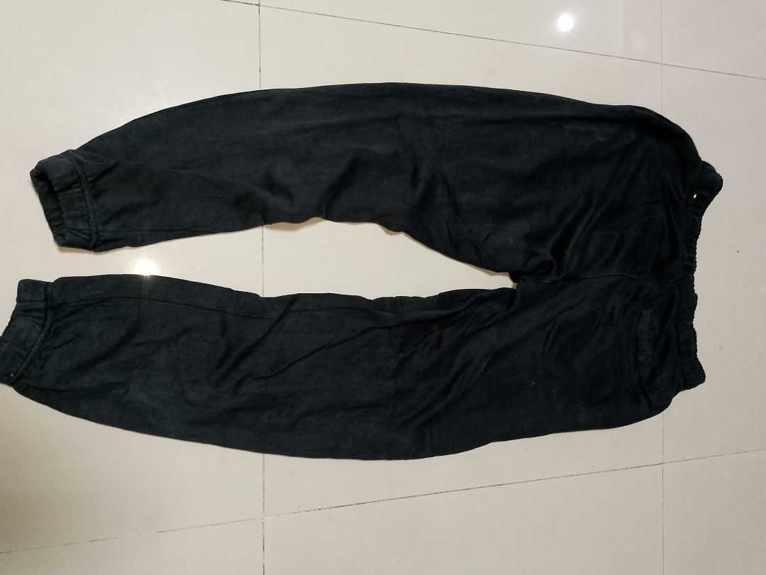 Nike Black Sweatpants Size M DM5472-010 (Category: Joggers) located in Manila. Submitted by mjthrifted_second (Listing ID 1469828265, Image 2). Description: Code 1 - Brand: Nike - Color: Black - Style Code: DM5472-010 - Size: Medium (Standard Fit) - Origin: Made in China - Features: Adjustable drawstring waist, elastic ankle cuffs, and double embroidered logo on the left leg - Condition/Use: Perfect for casual wear, workouts, or lounging at home 