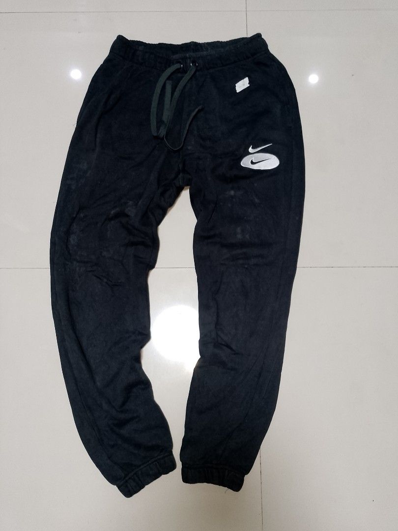 Nike Black Sweatpants Size M DM5472-010 (Category: Joggers) located in Manila. Submitted by mjthrifted_second (Listing ID 1469828265, Image 1). Description: Code 1 - Brand: Nike - Color: Black - Style Code: DM5472-010 - Size: Medium (Standard Fit) - Origin: Made in China - Features: Adjustable drawstring waist, elastic ankle cuffs, and double embroidered logo on the left leg - Condition/Use: Perfect for casual wear, workouts, or lounging at home 