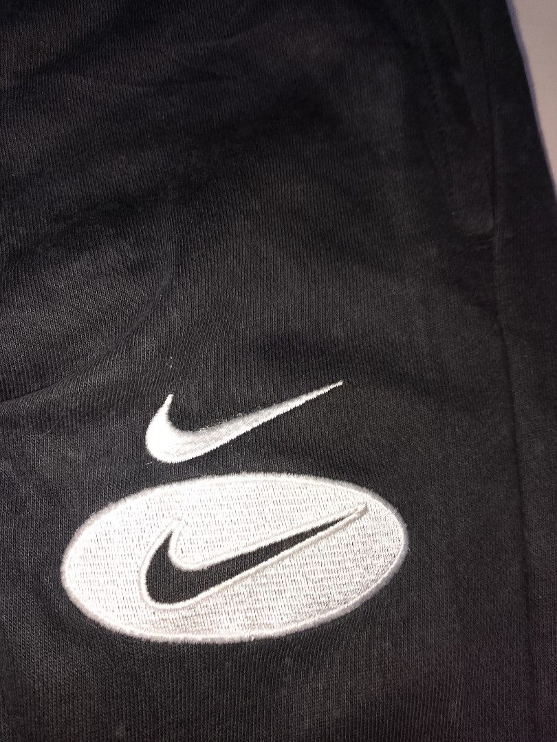 Nike Black Sweatpants Size M DM5472-010 (Category: Joggers) located in Manila. Submitted by mjthrifted_second (Listing ID 1469828265, Image 3). Description: Code 1 - Brand: Nike - Color: Black - Style Code: DM5472-010 - Size: Medium (Standard Fit) - Origin: Made in China - Features: Adjustable drawstring waist, elastic ankle cuffs, and double embroidered logo on the left leg - Condition/Use: Perfect for casual wear, workouts, or lounging at home 