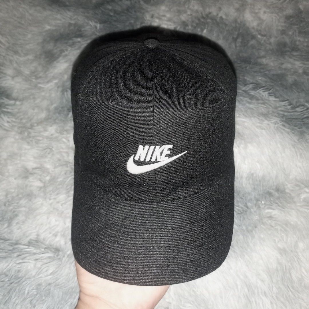 Nike cap black/white (Category: Activewear) located in Cebu City. Submitted by sukitriftshop474747 (Listing ID 1469851371, Image 2). Description: Both excellent condition No issue Colorate 9.8/10 Authentic Aspack-1500 Pag isa lang 850.