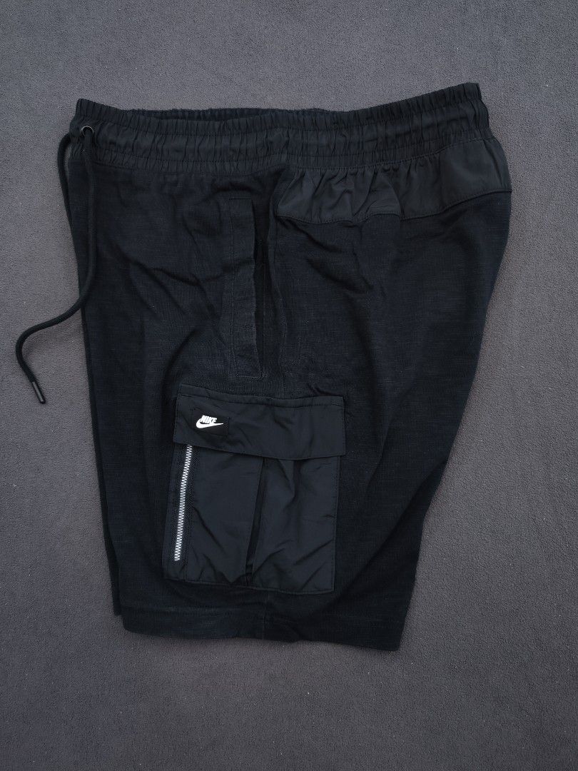 Nike Cargo Cotton Shorts (Category: Shorts) located in Bulacan. Submitted by emilj23 (Listing ID 1469781353, Image 2). Description: Nike Cargo Cotton Shorts Size XL on tag L 20 W 32-36 Leg Hole 11 Condition 9.5/10 Color rate 9.5/10 No Issue.