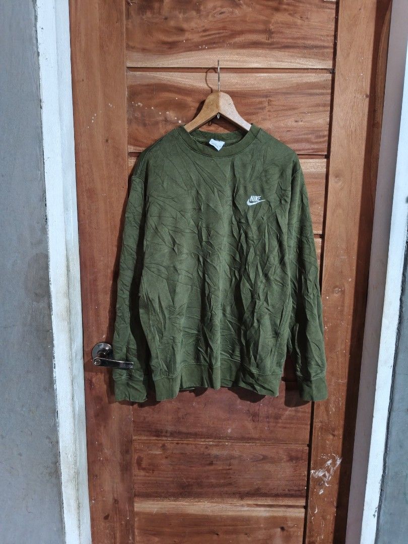 NIKE CREWNECK (Category: Coats, Jackets and Outerwear) located in Tagum. Submitted by danelle_closet1106 (Listing ID 1469790707, Image 1). Description: OLIVE GREEN COLORWAY SIZE:LARGE BESTFIT NO ISSUE GUSOT LANG NEEDWASH CR:9.5/10.