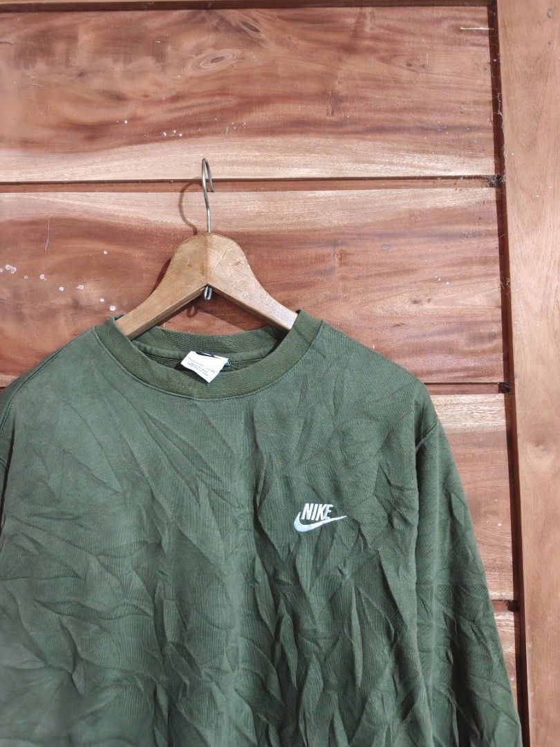 NIKE CREWNECK (Category: Coats, Jackets and Outerwear) located in Tagum. Submitted by danelle_closet1106 (Listing ID 1469790707, Image 2). Description: OLIVE GREEN COLORWAY SIZE:LARGE BESTFIT NO ISSUE GUSOT LANG NEEDWASH CR:9.5/10.