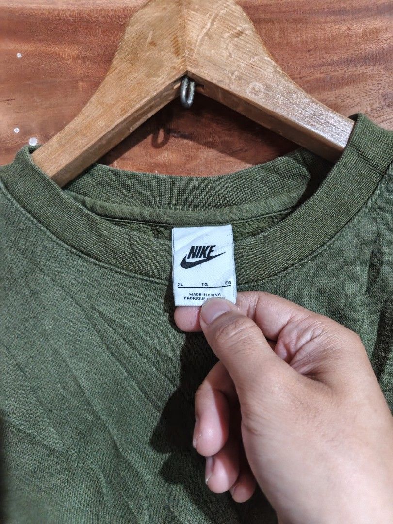 NIKE CREWNECK (Category: Coats, Jackets and Outerwear) located in Tagum. Submitted by danelle_closet1106 (Listing ID 1469790707, Image 3). Description: OLIVE GREEN COLORWAY SIZE:LARGE BESTFIT NO ISSUE GUSOT LANG NEEDWASH CR:9.5/10.