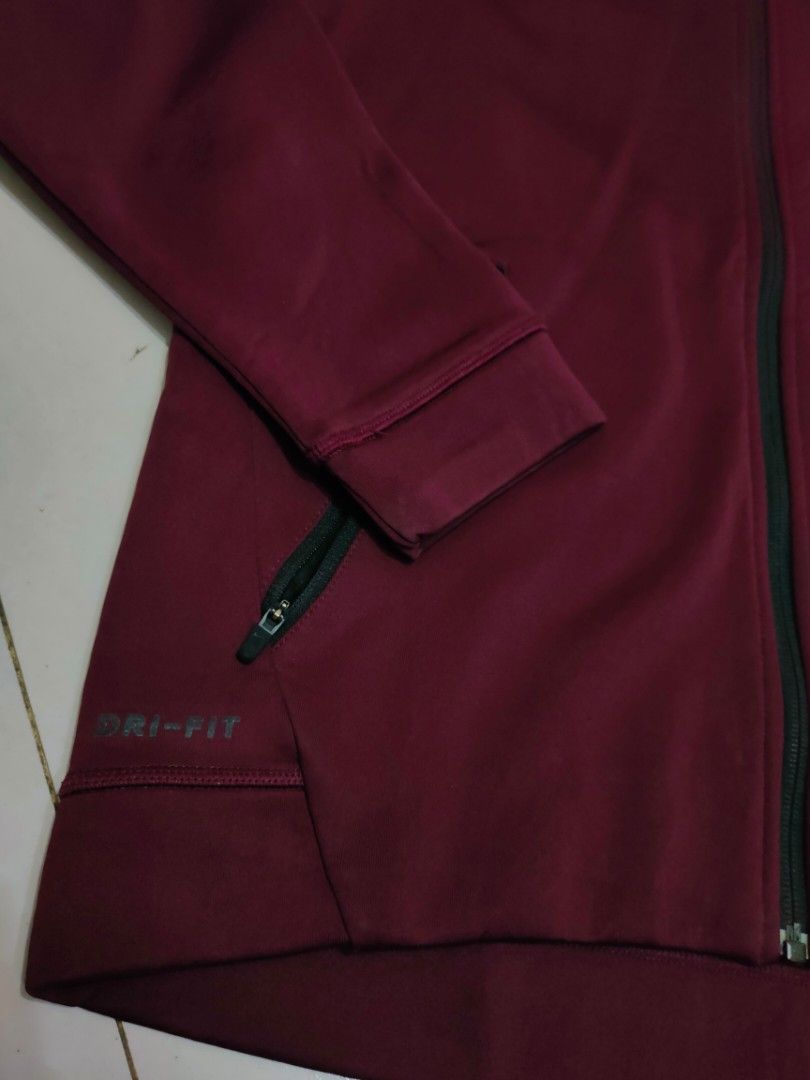 NIKE DRIFIT HOODIE ❤️ (Maroon) (Category: Coats, Jackets and Outerwear) located in Baguio. Submitted by jathriftx (Listing ID 1469873138, Image 3). Description: NIKE DRIFIT HOODIE ❤️ (Maroon) Large Good as new 👌 980 only.