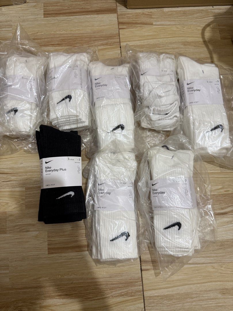 Nike Everyday Crew Socks Multipack White and Black (Category: Socks) located in Paranaque City. Submitted by dainskicks (Listing ID 1469791984, Image 1). Description: - 100% Brand new and authentic Nike crew socks - Pack of 3 pairs per sealed bag (multiple packs available) - Dri-FIT lightweight fabric for all-day comfort - Available colors and sizes: White (Size M: 24-27 cm), White (Size L: 27-30 cm), and Black (Size M: 24-27 cm) - Comes in origi