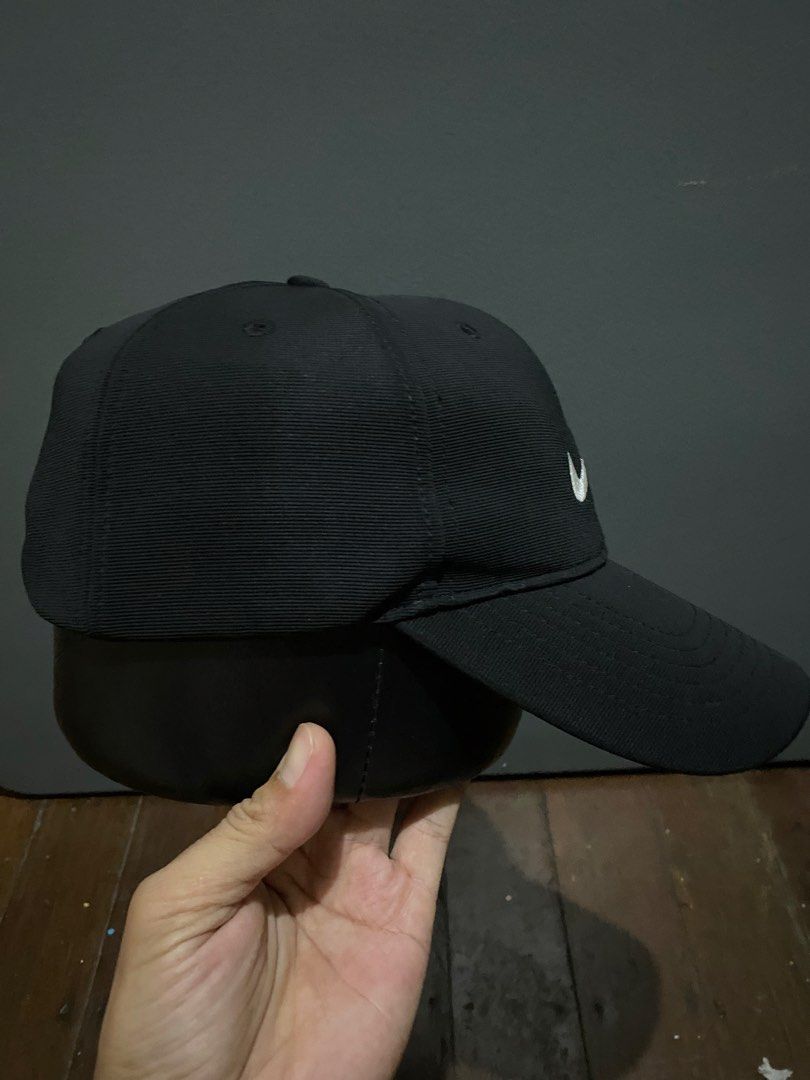 Nike golf cap (Category: Golf) located in Caloocan City. Submitted by the_good_item05 (Listing ID 1469788481, Image 2). Description: golf cap nike maganda ang fabric combination nylon cotton and polyster malambot na parang canvas cap Location Metro manila north caloocan near sm fairview Price 1040 .