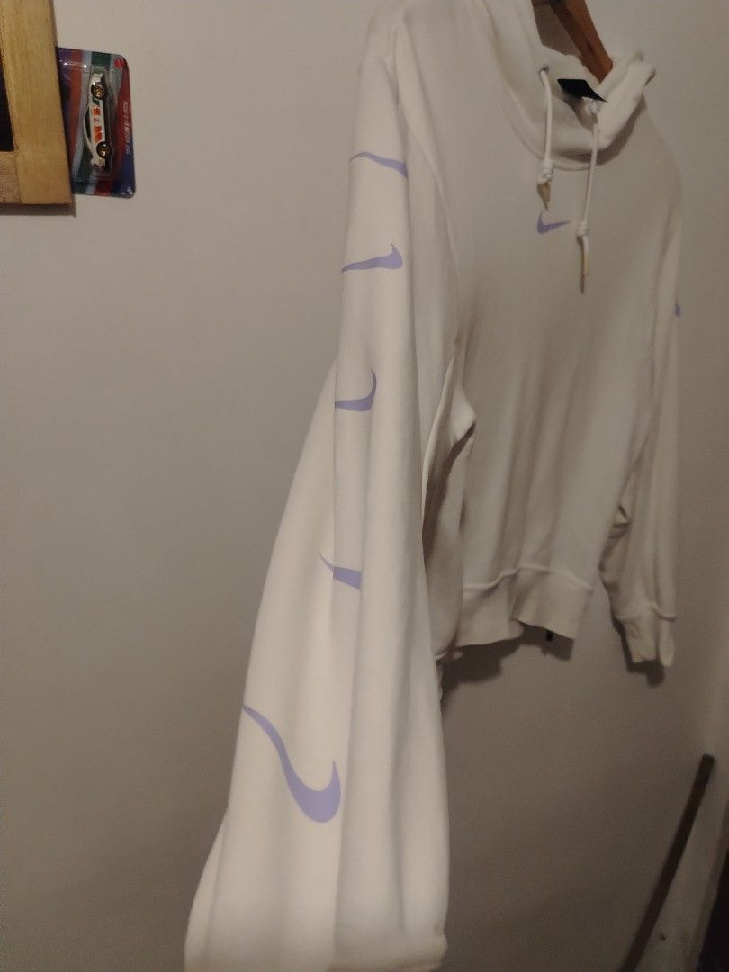 Nike Hoodie (Category: Coats, Jackets and Outerwear) located in Candijay. Submitted by 6312_streetwear (Listing ID 1469835065, Image 3). Description: 22x26.