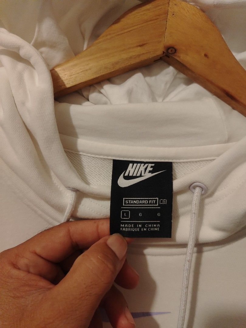 Nike Hoodie (Category: Coats, Jackets and Outerwear) located in Candijay. Submitted by 6312_streetwear (Listing ID 1469835065, Image 2). Description: 22x26.
