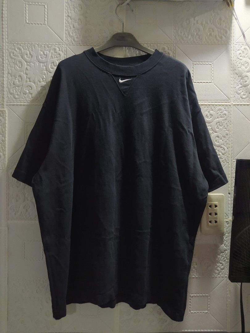 NIKE MID/CENTER SWOOSH SHIRT (Category: Tshirts & Polo Shirts ) located in Aliaga. Submitted by arfrafarf000 (Listing ID 1469923925, Image 1). Description: 1200 + SF SIZE MEDIUM ON TAG (CAN FIT XL) OVERSIZED AS NEW 💎💎.