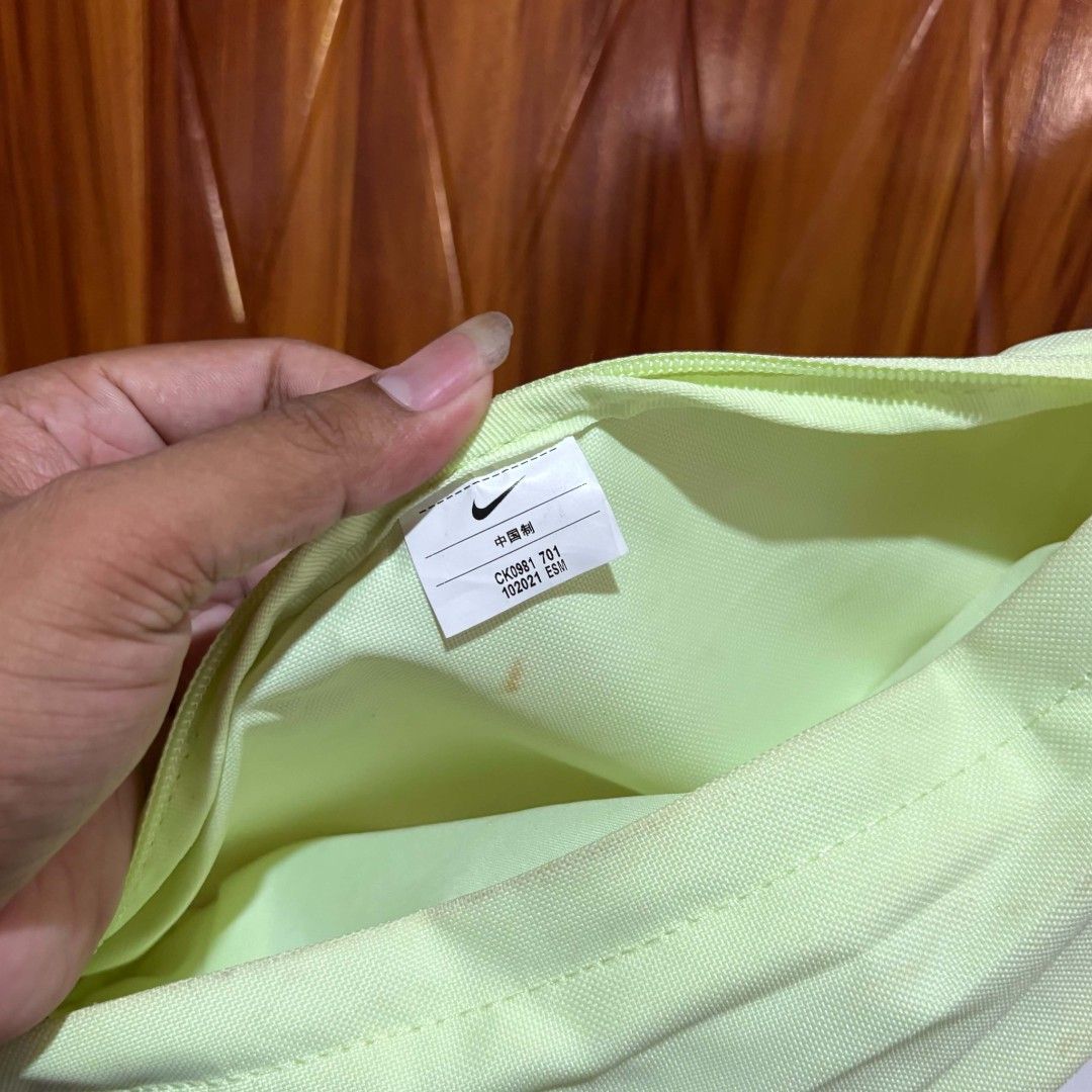 Nike neon green belt bag (Category: Belt bags, Clutches and Pouches) located in Carmen. Submitted by aquarius.00 (Listing ID 1469894863, Image 2). Description: need laba lang like new.