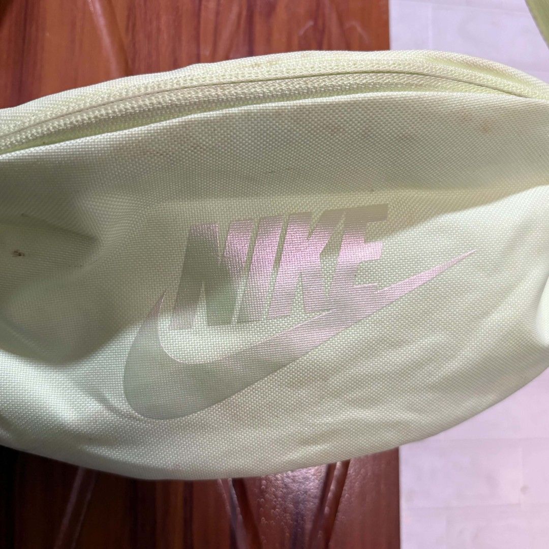 Nike neon green belt bag (Category: Belt bags, Clutches and Pouches) located in Carmen. Submitted by aquarius.00 (Listing ID 1469894863, Image 3). Description: need laba lang like new.