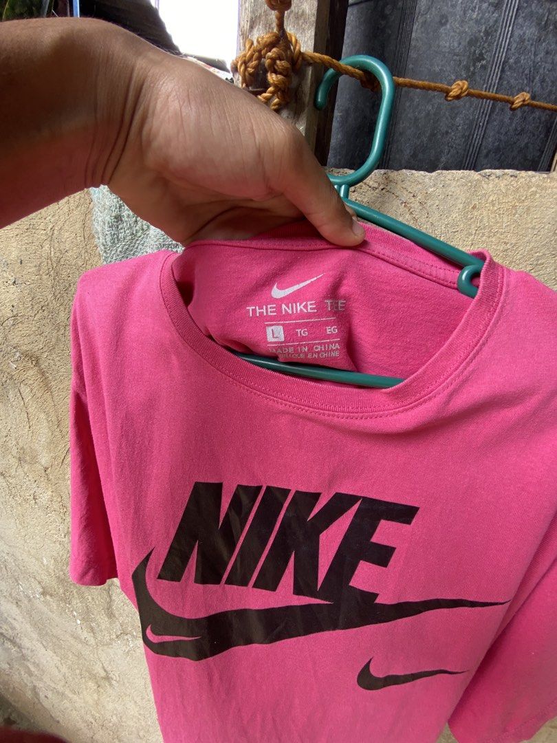 Nike Pink Graphic T-Shirt Large (Category: Shirts) located in Cagayan de Oro. Submitted by zekoy (Listing ID 1469776221, Image 3). Description: Pm📥.