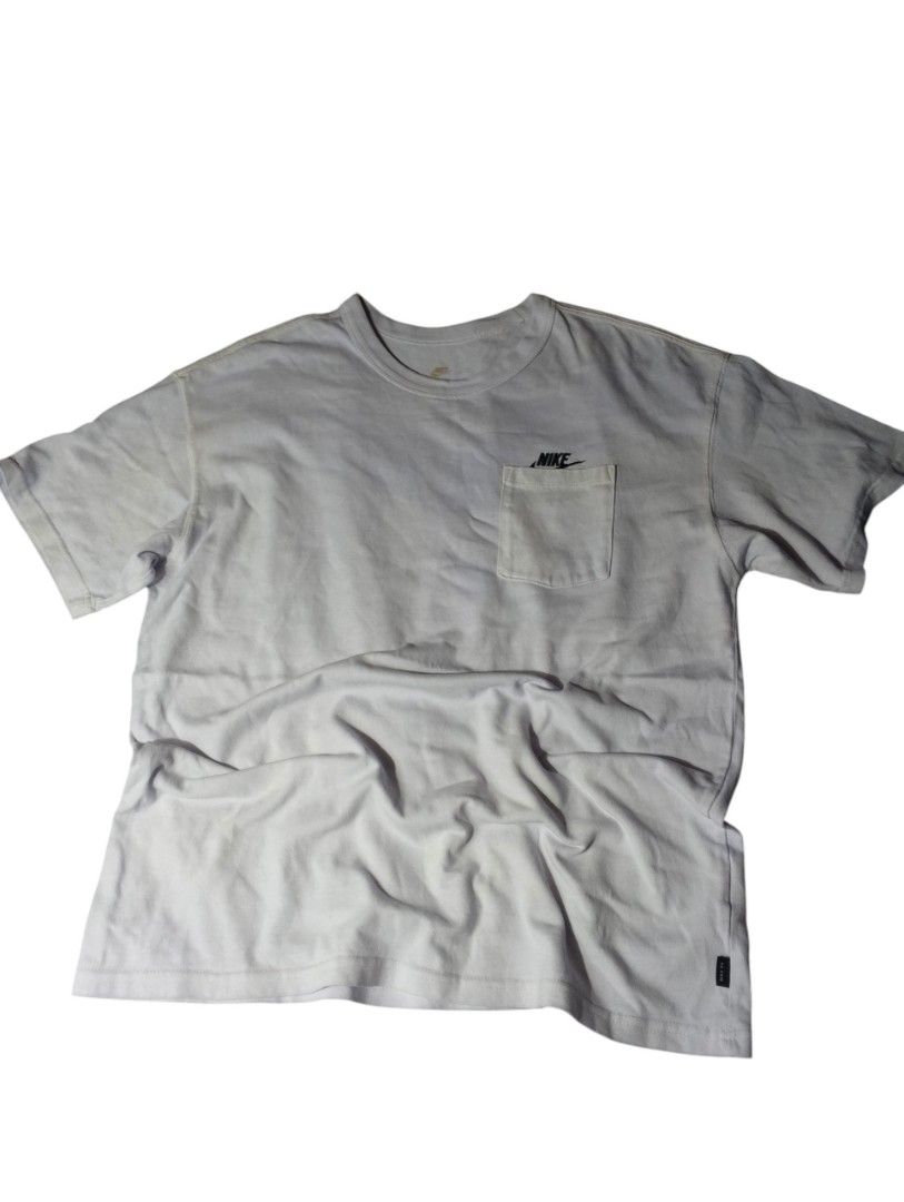 Nike Pocket T-Shirt White Size L (Category: Tshirts & Polo Shirts ) located in Tanay. Submitted by _justdothrift (Listing ID 1469916509, Image 1). Description: - Color: Classic White - Brand: Nike (The Nike Tee) - Size: Large - Design: Embroidered black logo above chest pocket, plus small Nike tags on sleeve and lower hem - Fit: Casual, everyday style - Origin: Made in China mode of payment gcash only loc Tanay Rizal jnt lalamove no issue .