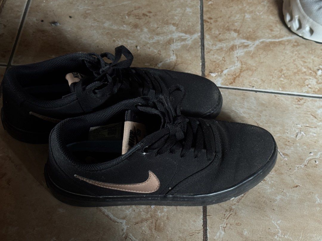 NIKE SB (Category: Sneakers) located in Capas. Submitted by nopeasdf (Listing ID 1469787910, Image 1). Description: .