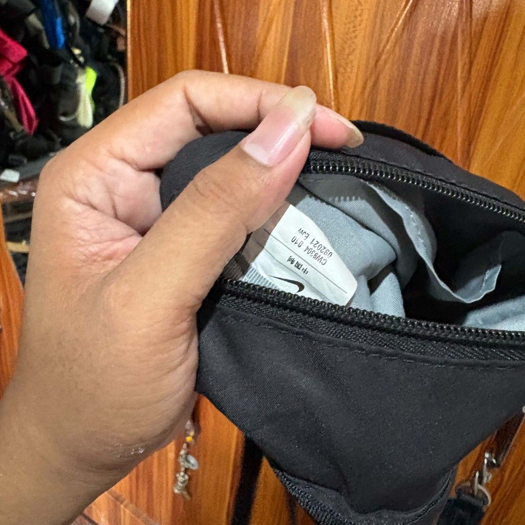 Nike sling bag (Category: Sling Bags) located in Carmen. Submitted by aquarius.00 (Listing ID 1469896442, Image 3). Description: like new kasya phone.
