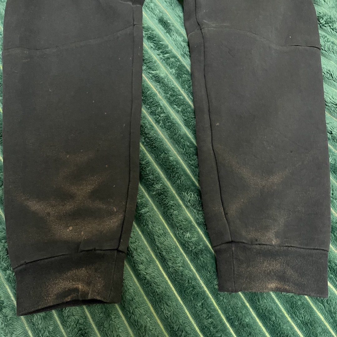 Nike Tech Fleece Pants Black Size XL (Category: Joggers) located in Manila. Submitted by thriftkolngeh (Listing ID 1469934967, Image 2). Description: - Brand: Nike - Model: Tech Fleece Joggers - Color: Black - Size: XL - Material: 66% cotton, 34% polyester - Iconic taped zip pocket on the right leg - Adjustable drawstring waistband pm sa ibang dets tinamad nko palitan eh.