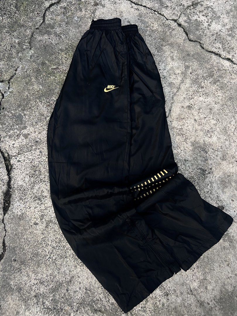 Nike Trackpants (Category: Activewear) located in Manila. Submitted by jamesgrefi35527 (Listing ID 1469772723, Image 1). Description: DM.