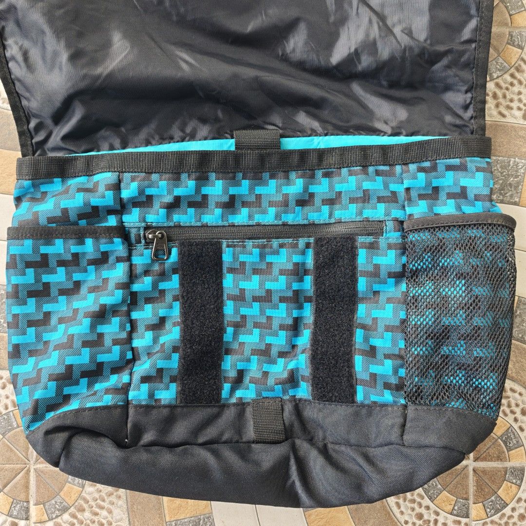 Nike Vintage Cascade Messenger Bag (Category: Belt bags, Clutches and Pouches) located in Roxas. Submitted by rhenzgcil (Listing ID 1469839956, Image 2). Description: Width: 16 Length: 13 EXCELLENT CONDITION.