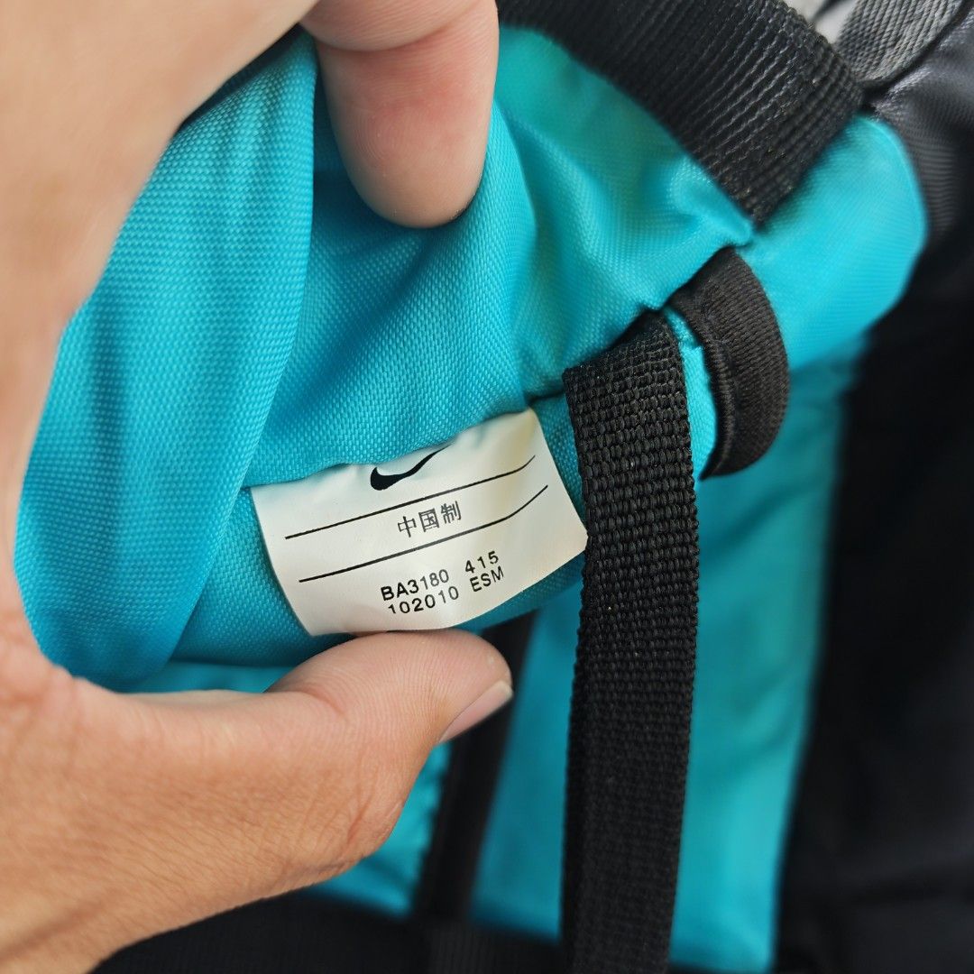 Nike Vintage Cascade Messenger Bag (Category: Belt bags, Clutches and Pouches) located in Roxas. Submitted by rhenzgcil (Listing ID 1469839956, Image 3). Description: Width: 16 Length: 13 EXCELLENT CONDITION.
