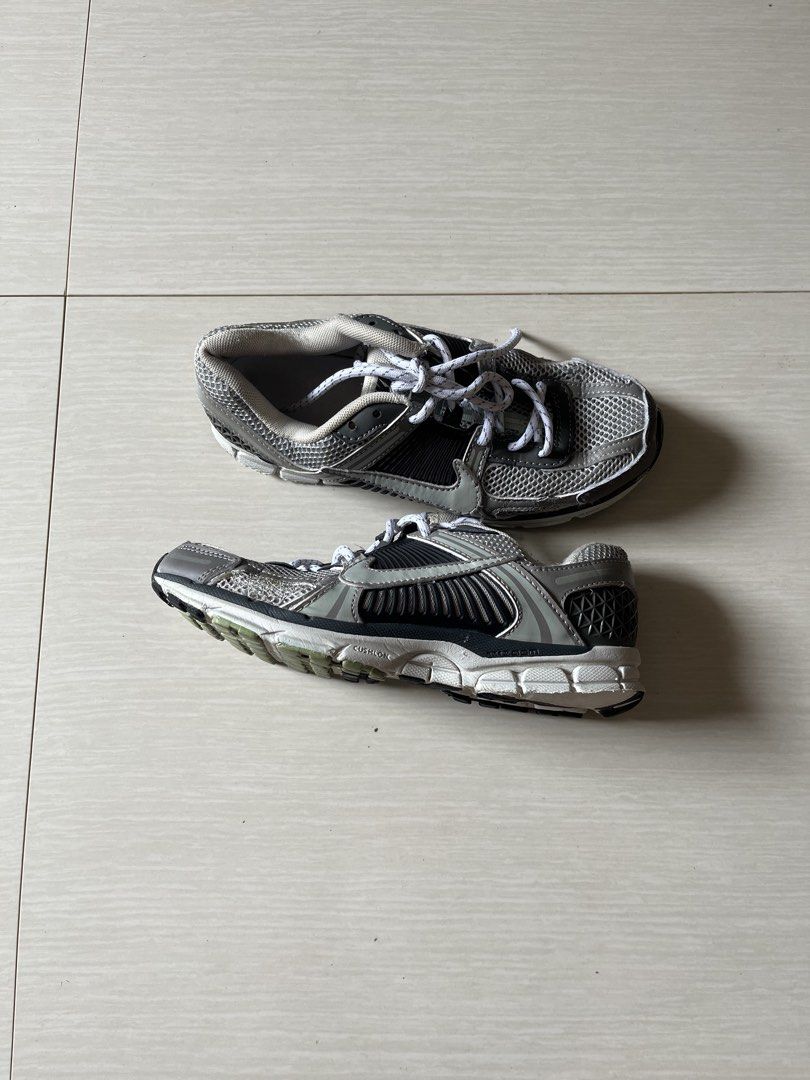 Nike vomero 5 (off/legit) (Category: Casual Shoes) located in Cagayan de Oro. Submitted by averythriftshop (Listing ID 1469774017, Image 1). Description: With issues.