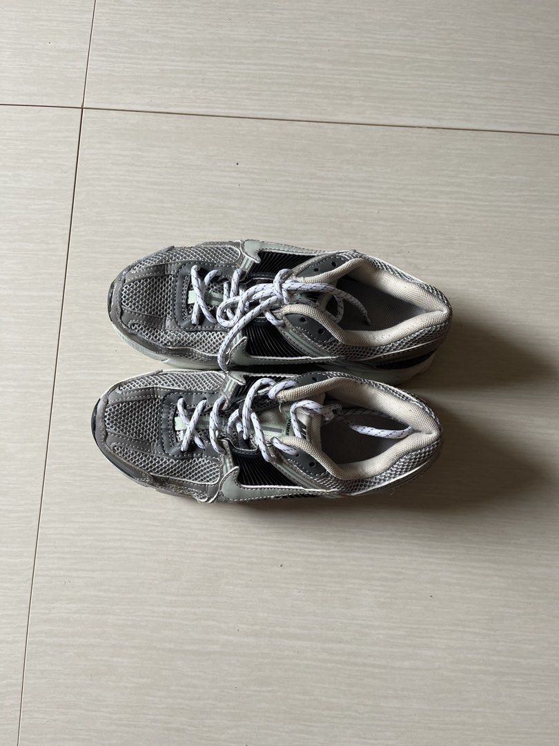 Nike vomero 5 (off/legit) (Category: Casual Shoes) located in Cagayan de Oro. Submitted by averythriftshop (Listing ID 1469774017, Image 3). Description: With issues.