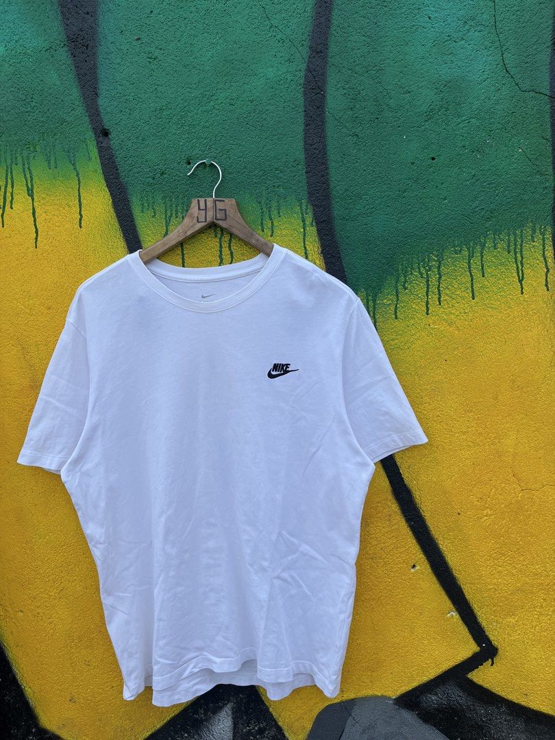 Nike White Embroid Logo T-Shirt (Category: Activewear) located in Santa Cruz. Submitted by ygdripp8 (Listing ID 1469865491, Image 3). Description: - Brand: Nike - Color: White with small black embroidered logo on chest - Material: 100% breathable cotton - Fit: Standard fit, short sleeves, crew neck - Condition: Brand new / Excellent - Style: Versatile, lightweight, perfect for casual everyday wear - width 22 - length 29 .