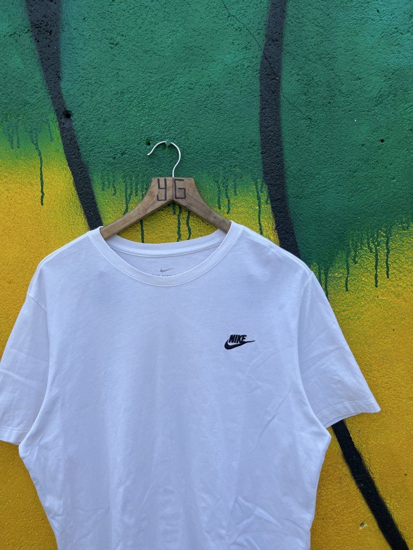 Nike White Embroid Logo T-Shirt (Category: Activewear) located in Santa Cruz. Submitted by ygdripp8 (Listing ID 1469865491, Image 2). Description: - Brand: Nike - Color: White with small black embroidered logo on chest - Material: 100% breathable cotton - Fit: Standard fit, short sleeves, crew neck - Condition: Brand new / Excellent - Style: Versatile, lightweight, perfect for casual everyday wear - width 22 - length 29 .