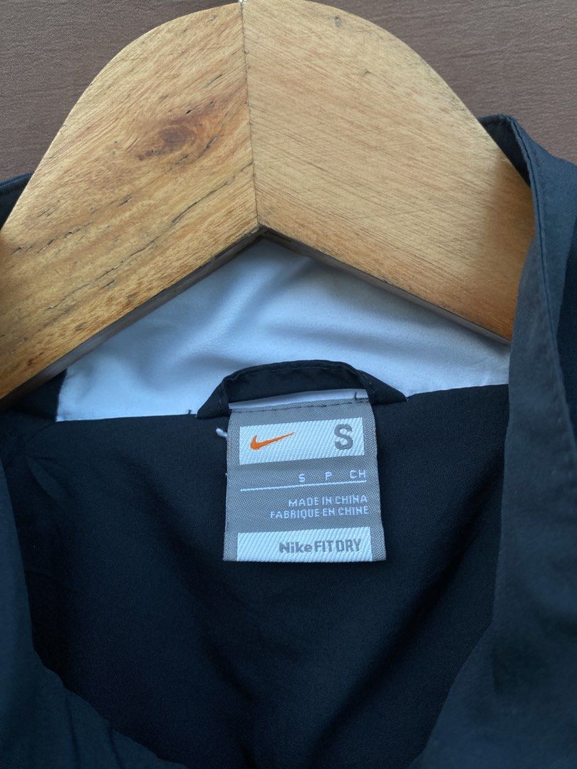 Nike Windbreaker Jacket (Category: Coats, Jackets and Outerwear) located in Antipolo. Submitted by treasurethings02 (Listing ID 1469788009, Image 3). Description: Nike Windbreaker Jacket Excellent Condition 9.5/10 CR Dimensions 22W/27L Medium Fit Embroidery Logo No last price fix please read Photo Details🫶🏻.