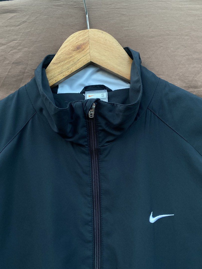 Nike Windbreaker Jacket (Category: Coats, Jackets and Outerwear) located in Antipolo. Submitted by treasurethings02 (Listing ID 1469788009, Image 2). Description: Nike Windbreaker Jacket Excellent Condition 9.5/10 CR Dimensions 22W/27L Medium Fit Embroidery Logo No last price fix please read Photo Details🫶🏻.