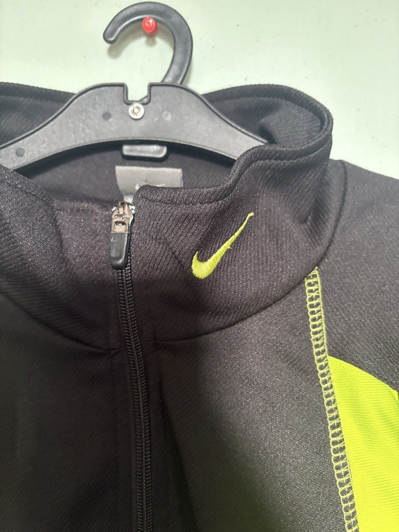 NIKE Y2K TRACK JACKET (Category: Coats, Jackets and Outerwear) located in Baguio. Submitted by naomisfaith (Listing ID 1469767173, Image 2). Description: Medium size.