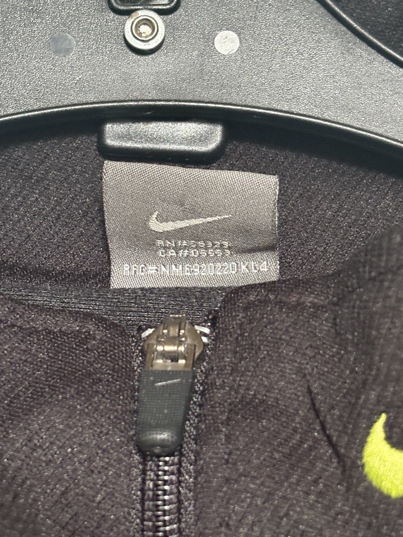 NIKE Y2K TRACK JACKET (Category: Coats, Jackets and Outerwear) located in Baguio. Submitted by naomisfaith (Listing ID 1469767173, Image 3). Description: Medium size.