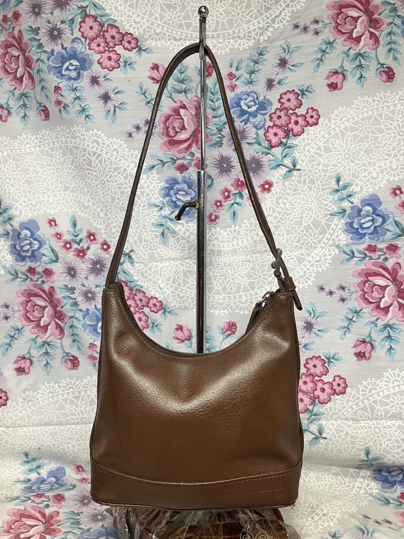 NINE WEST BROWN LEATHER SHOULDER BAG (Category: Shoulder Bags) located in General Mariano Alvarez. Submitted by adonid (Listing ID 1469801912, Image 2). Description: NINE WEST BROWN LEATHER SHOULDER BAG GOOD CONDITION NORMAL SIGN OF USAGE ONLY.