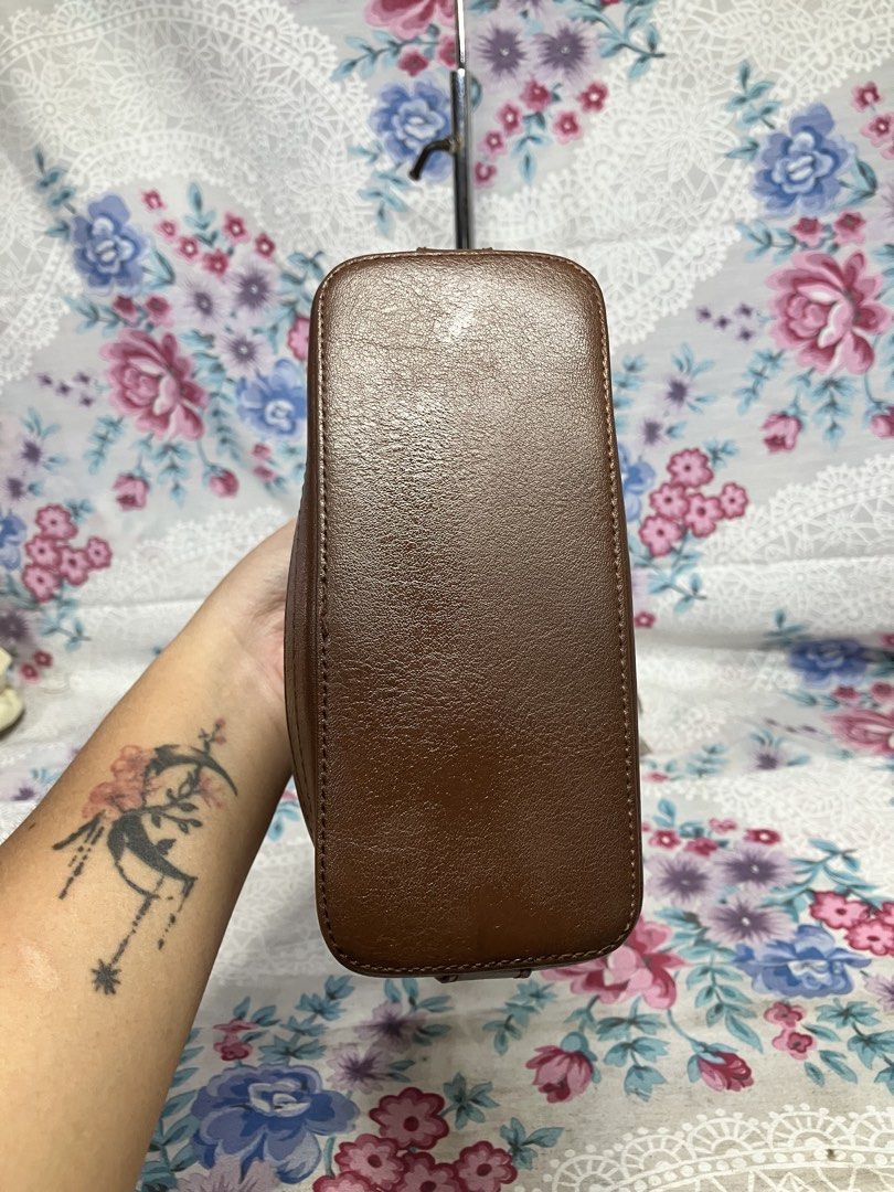 NINE WEST BROWN LEATHER SHOULDER BAG (Category: Shoulder Bags) located in General Mariano Alvarez. Submitted by adonid (Listing ID 1469801912, Image 3). Description: NINE WEST BROWN LEATHER SHOULDER BAG GOOD CONDITION NORMAL SIGN OF USAGE ONLY.