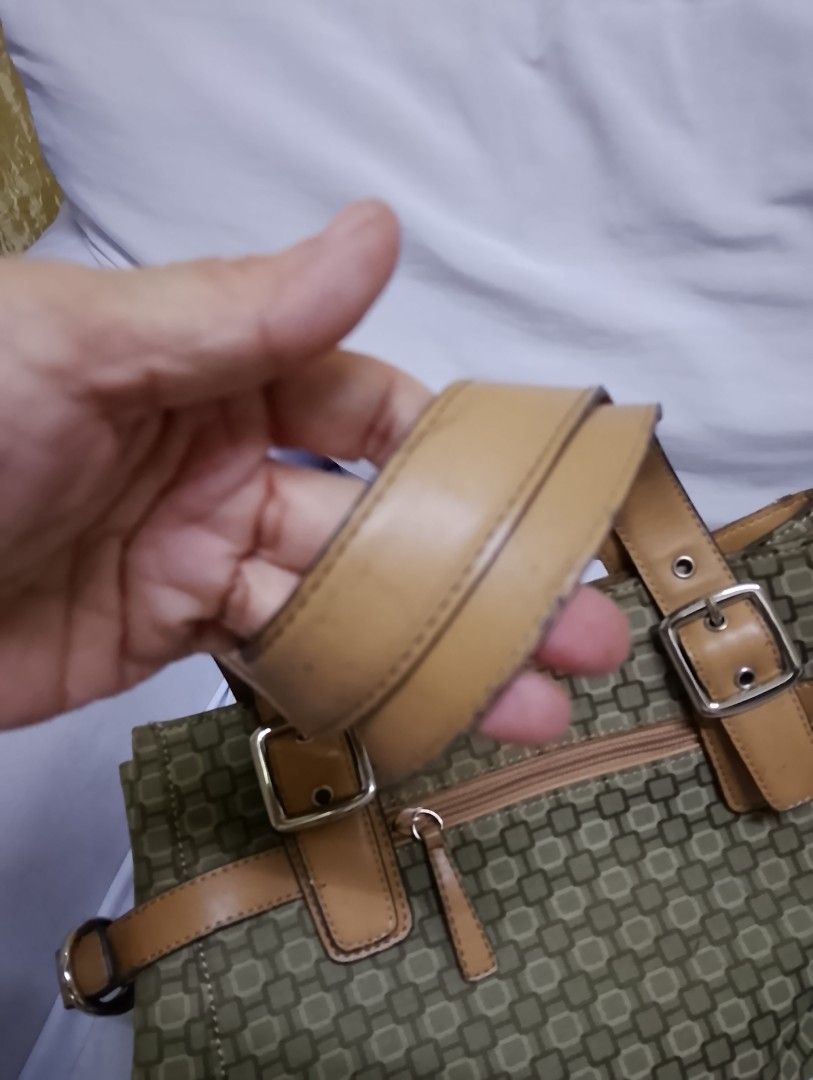 Nine West shoulder bag with pouch (Category: Shoulder Bags) located in Quezon City. Submitted by isabelle_1212_ (Listing ID 1469850430, Image 3). Description: no flaws clean in and out.