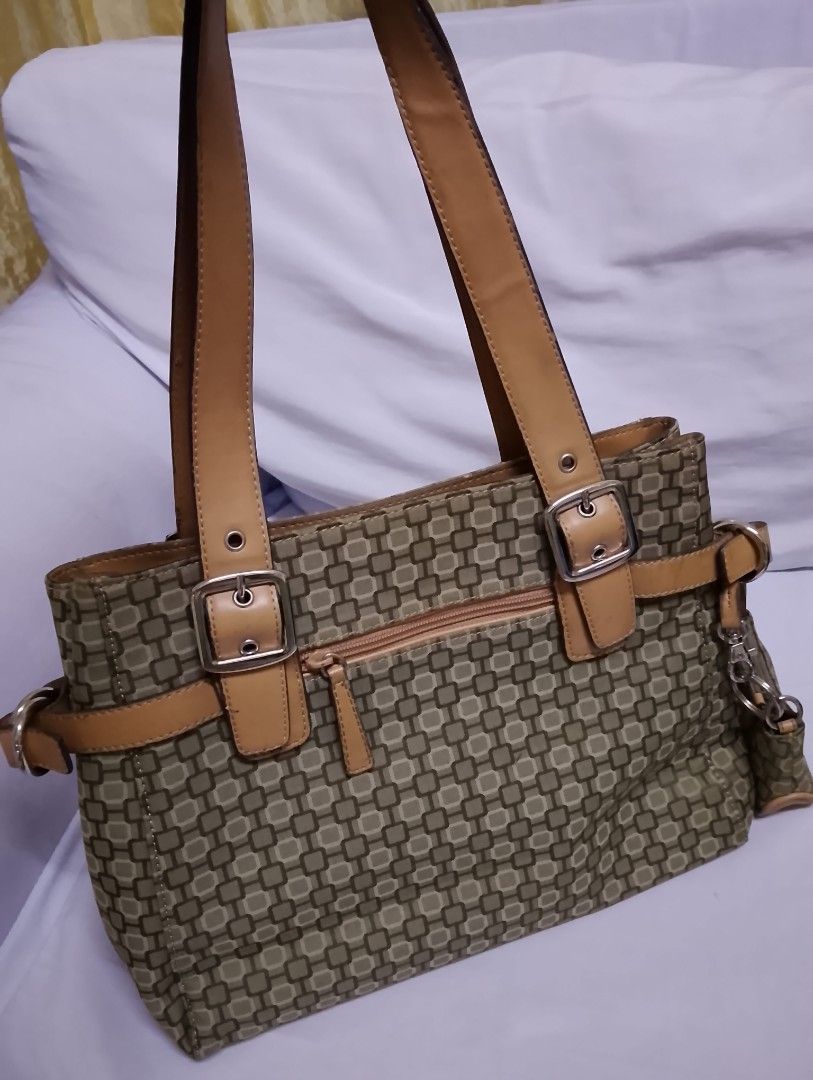 Nine West shoulder bag with pouch (Category: Shoulder Bags) located in Quezon City. Submitted by isabelle_1212_ (Listing ID 1469850430, Image 2). Description: no flaws clean in and out.