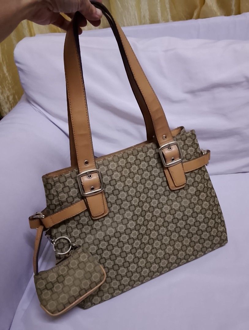 Nine West shoulder bag with pouch (Category: Shoulder Bags) located in Quezon City. Submitted by isabelle_1212_ (Listing ID 1469850430, Image 1). Description: no flaws clean in and out.