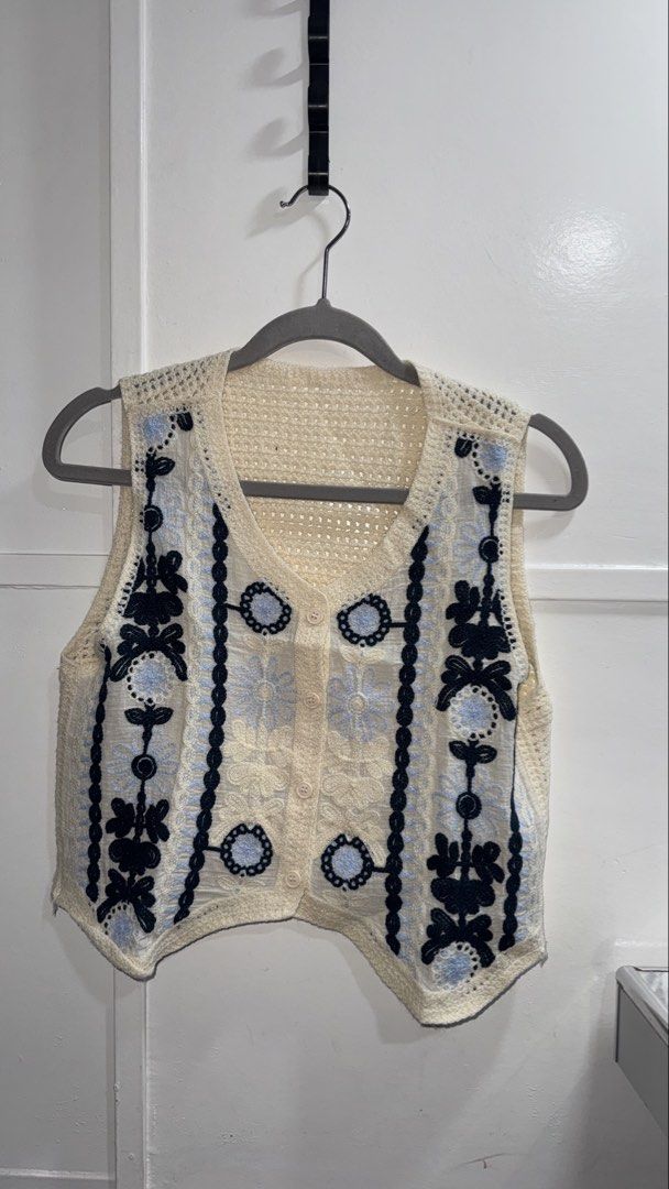 No brand top (Category: Others Tops) located in Quezon City. Submitted by geminibaby1994 (Listing ID 1469928475, Image 2). Description: 400 for both na This is super nice bought is sa Thailand .